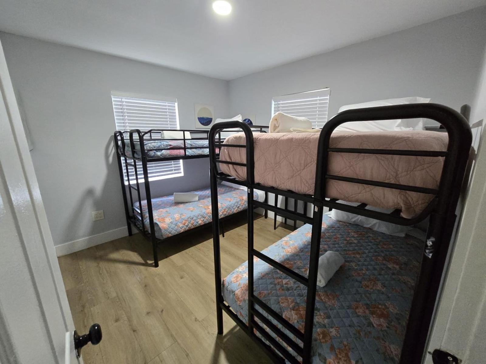 Apartment Urban Retreat With 8 Twin Beds *